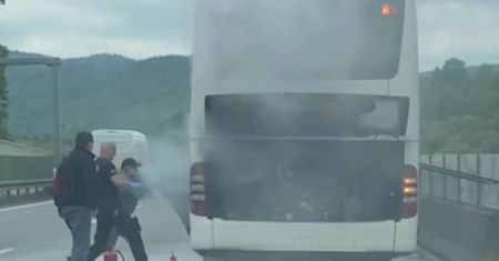 Bohaterski policjant ugasił autobus. Sceny grozy na Zakopiance