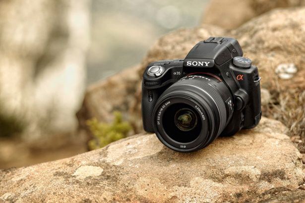 Sony A35 z półprzezroczystym lustrem i szybkim ustawianiem ostrości