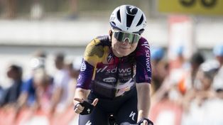 Marta Lach na podium drugiego etapu kolarskiego wyścigu Tour de Suisse. Zwyciężyła Holenderka Amber Kraak