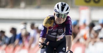 Marta Lach na podium drugiego etapu kolarskiego wyścigu Tour de Suisse. Zwyciężyła Holenderka Amber Kraak
