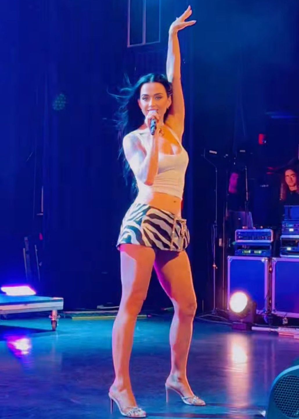 Katy Perry odsłoniła cekinowy biustonosz i płaski brzuch