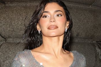 Błyszczała jak nikt inny. Kylie Jenner w małej czarnej z kryształkami