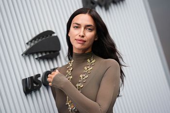 Ryzykowna kreacja Iriny Shayk. Postawiła na ekstremalny dekolt