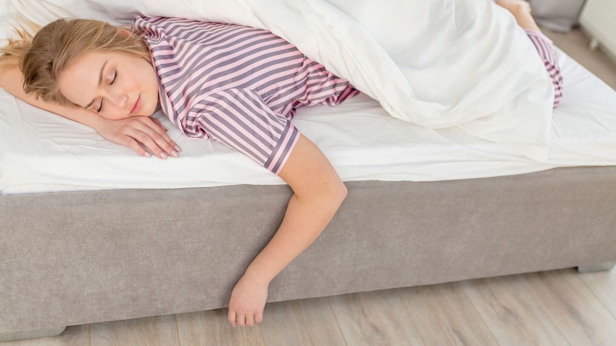 Spanie na lewym boku spanie łóżko