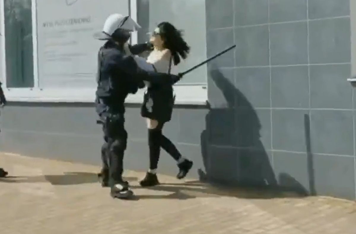 Policja pałuje kobietę. Prezenter TVP: "brawo za interwencję"