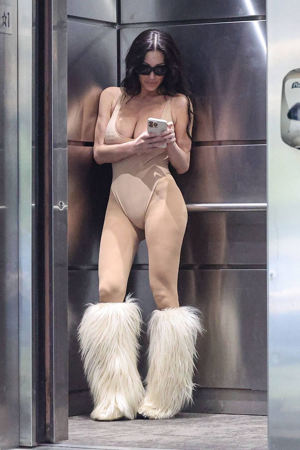 Bianca Censori w drodze do kosmetyczki