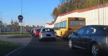 Zepsuty autobus linii nr 7 blokuje prawy pas na ul. gen. Ducha