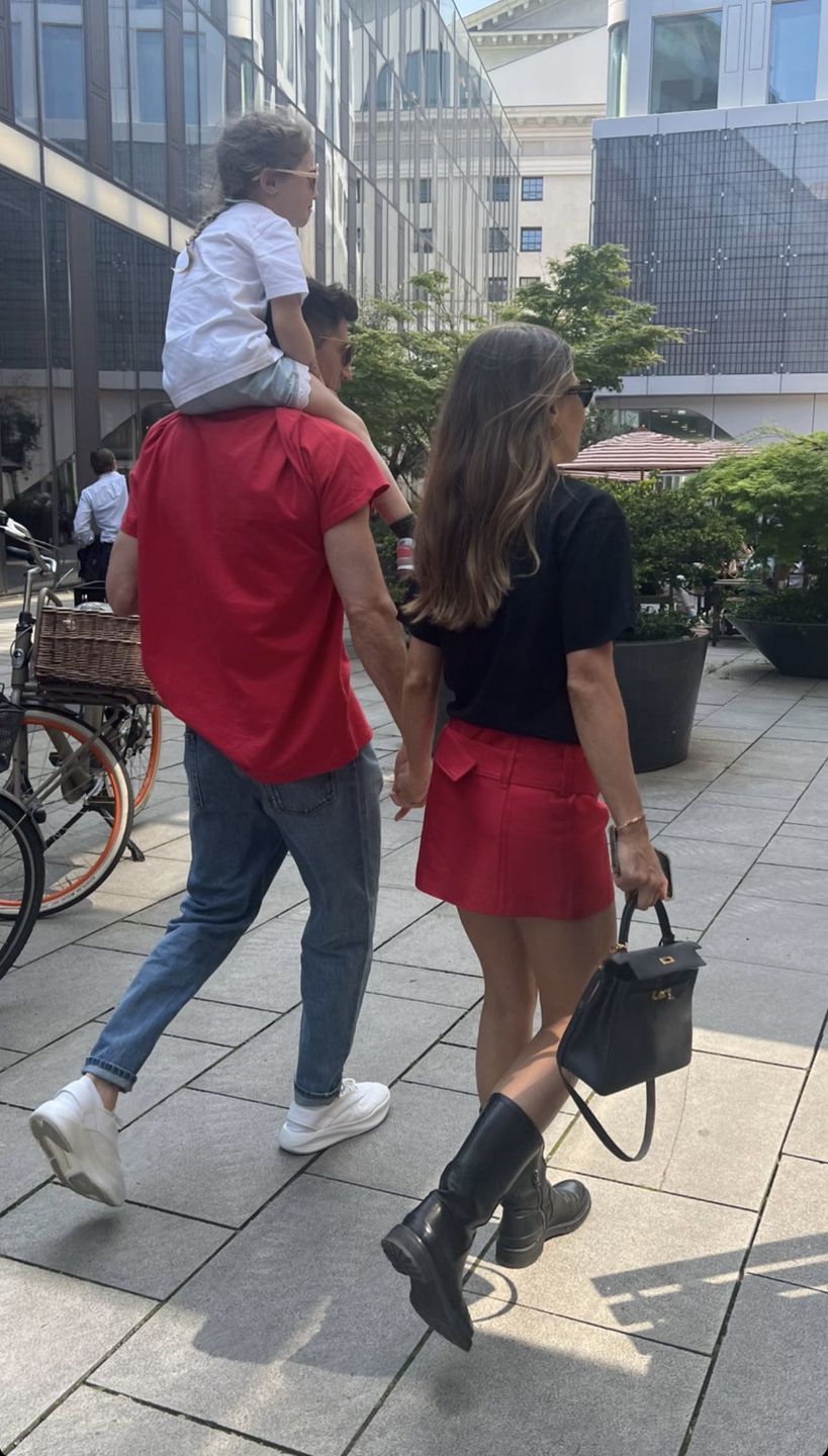 Całuśni Robert i Anna Lewandowscy obejmują się, pozując do instagramowych fotek
