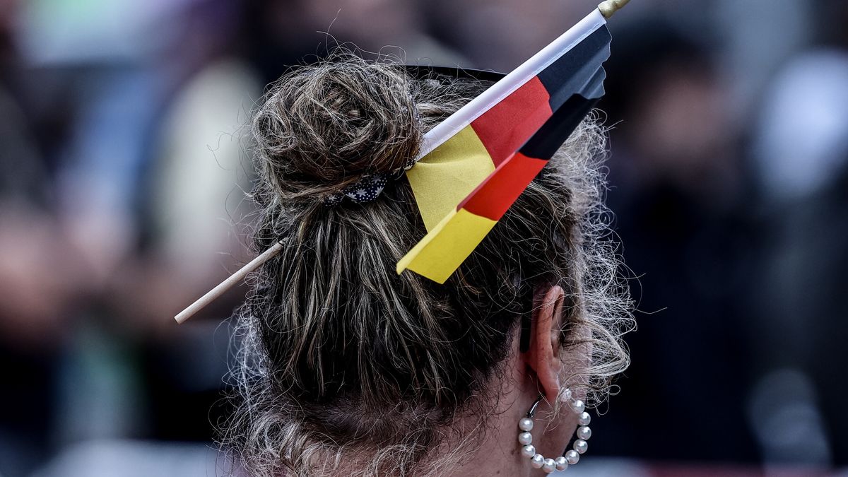 A supporters of the far-right party Alternative for Germany (AfD) wears a small German flag in her hair during an AfD rally called 'Make Berlin Strong' in front of the Red City Hall in Berlin, Germany, 29 June 2026. EPA/FILIP SINGER Dostawca: PAP/EPA.