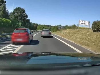Agresywna jazda kierowcy dacii. Mężczyzna namierzony i ukarany