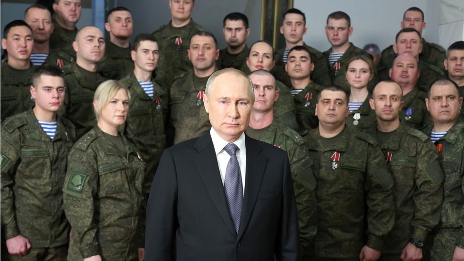 Putin w ostatnich miesiącach wielokrotnie pokazywał się wśród Rosjan w mundurach.