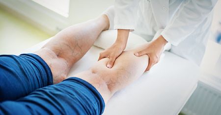 Objawy wysokiego cholesterolu widać na łydkach