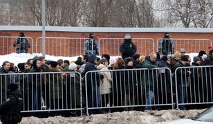 Policja ściąga posiłki. Tysiące Rosjan przed cmentarzem [RELACJA NA ŻYWO]