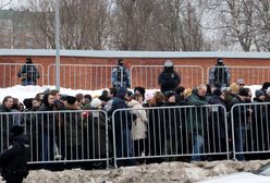 Policja ściąga posiłki. Tysiące Rosjan przed cmentarzem [RELACJA NA ŻYWO]