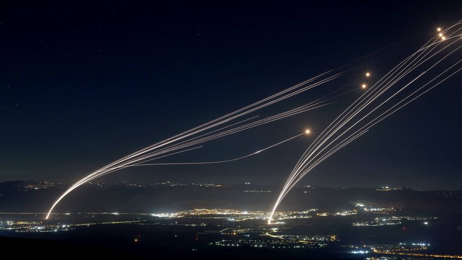 Israel says over 50 missiles fired from southern Lebanon
epaselect epa11523722 Projectiles fired from the Israeli Iron Dome air defense system to intercept missiles fired from southern Lebanon, over the upper Galilee, northern Israel, early 04 August 2024. The Israeli army reported that around 50 missiles were launched from southern Lebanon into Israel territories. On 03 August the IDF had reported to have struck Hezbollah targets in southern Lebanon.  EPA/ATEF SAFADI 
Dostawca: PAP/EPA.
ATEF SAFADI
epaselect