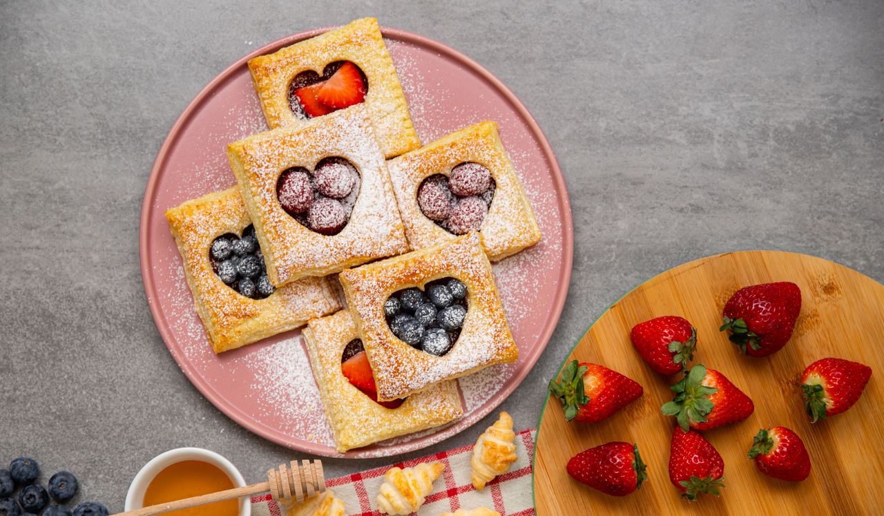 Tylko kilka składników i prosta instrukcja. Te walentynkowe ciasteczka to prawdziwy hit