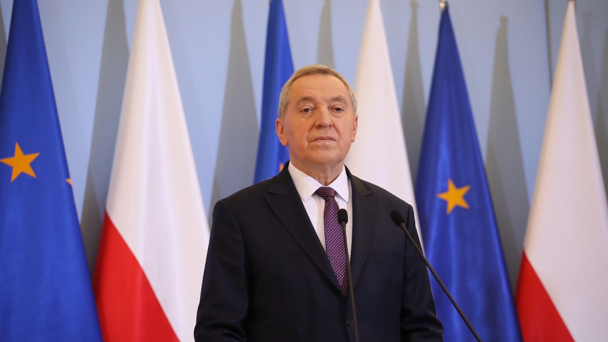 Na zdjęciu Henryk Kowalczyk w trakcie konferencji prasowej. W tle flagi polskie i unijne