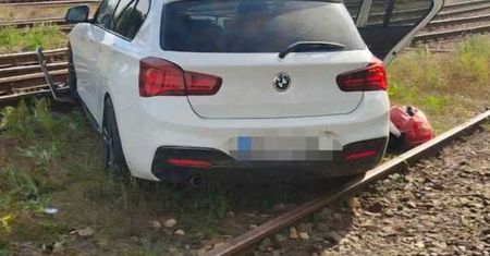 Czesi ścigali BMW. Kierowca uciekł do Polski i utknął na torach