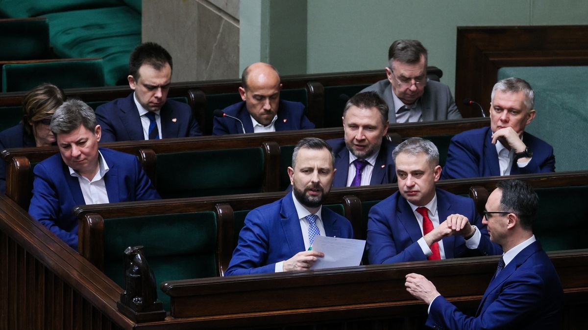 Warszawa, 07.03.2024. Wicepremier, minister obrony narodowej Władysław Kosiniak-Kamysz (L) i wicepremier, minister cyfryzacji Krzysztof Gawkowski (P); za nimi, od lewej: szef KPRM Jan Grabiec, minister spraw wewnętrznych i administracji Marcin Kierwiński oraz minister, koordynator służb specjalnych Tomasz Siemoniak; z tyłu, od lewej: minister zdrowia Izabela Leszczyna, minister finansów Andrzej Domański, minister aktywów państwowych Borys Budka i minister nauki Dariusz Wieczorek w ławach rządowych na sali obrad Sejmu w Warszawie, 7 bm. (mr) PAP/Leszek Szymański