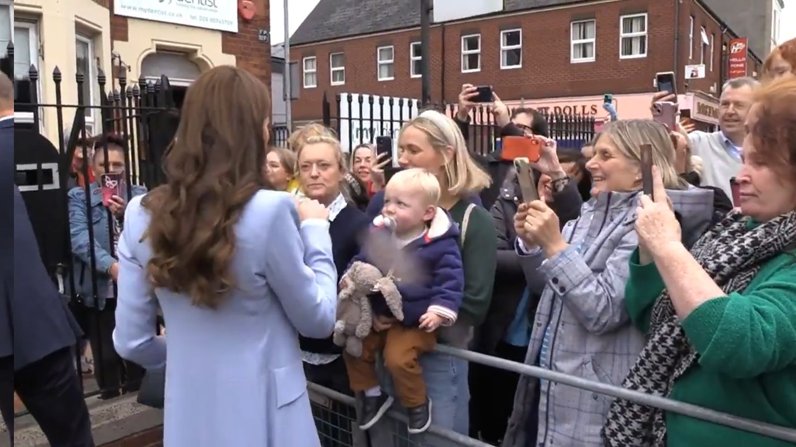 Irlandka "ciepło" wita Kate Middleton podczas wizyty w jej kraju. Zrobiło się nieprzyjemnie...