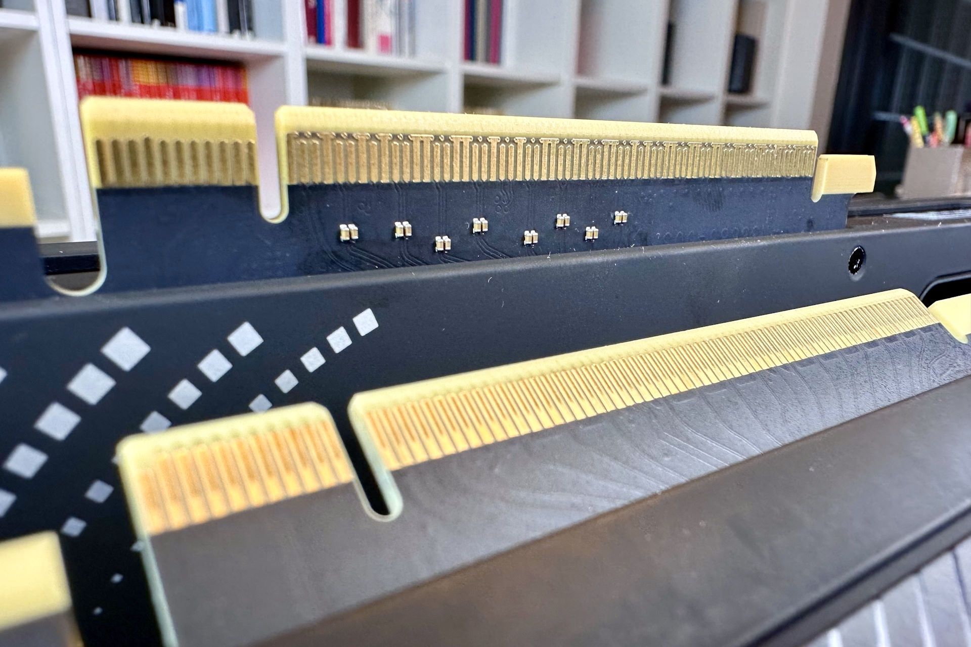 Intel ARC B580 Limited Edition - złącze PCI-E