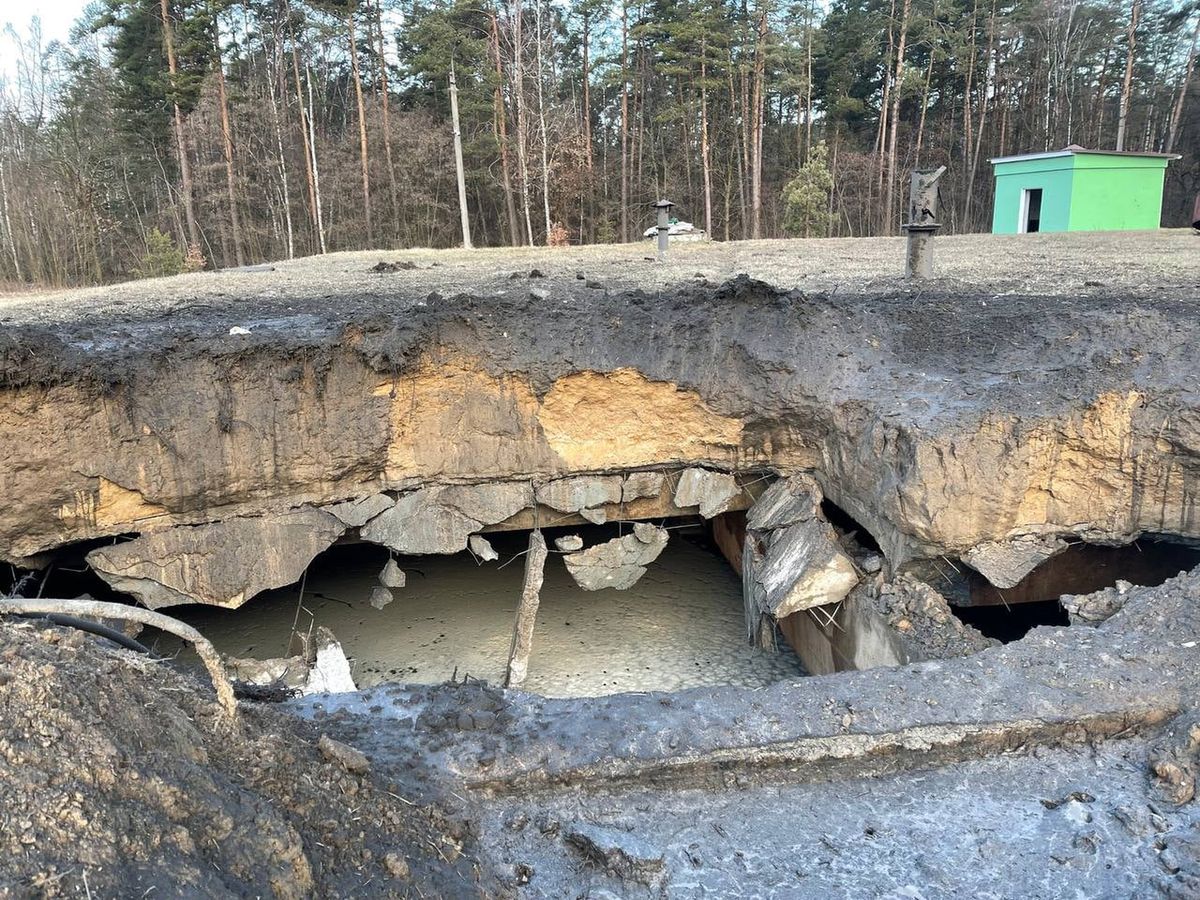 Zniszczona stacja dostaw wody w Czernihowie. Podczas bombardowania zginęło czterech pracowników wodociągów 