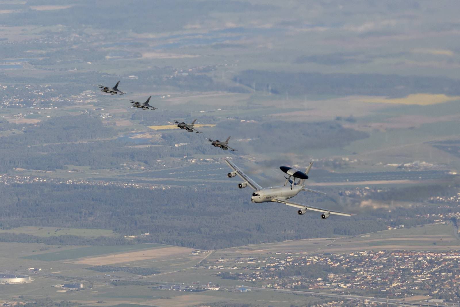 Ćwiczenia NATO z udziałem AWACS i polskich F-16