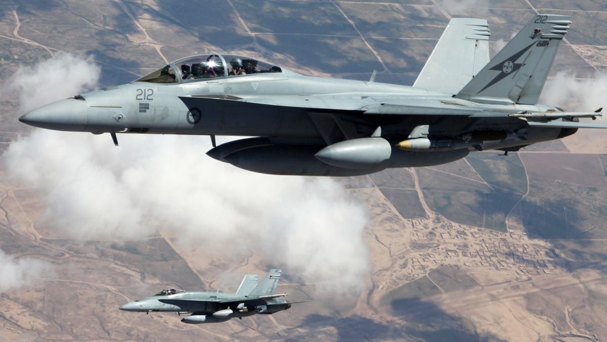Australijski F/A-18F (na pierwszym planie) i F/A-18A w czasie działań przeciwko tak zwanemu Państwu Islamskiemu