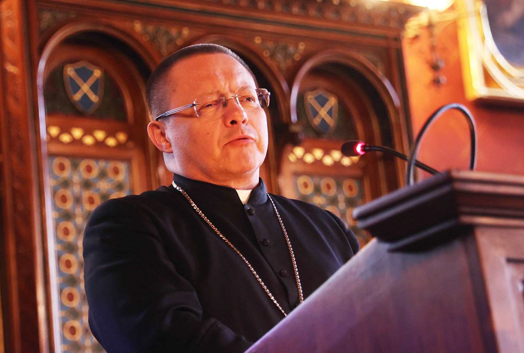 Wierni bez masek na mszy biskupa? Hierarcha tłumaczy 