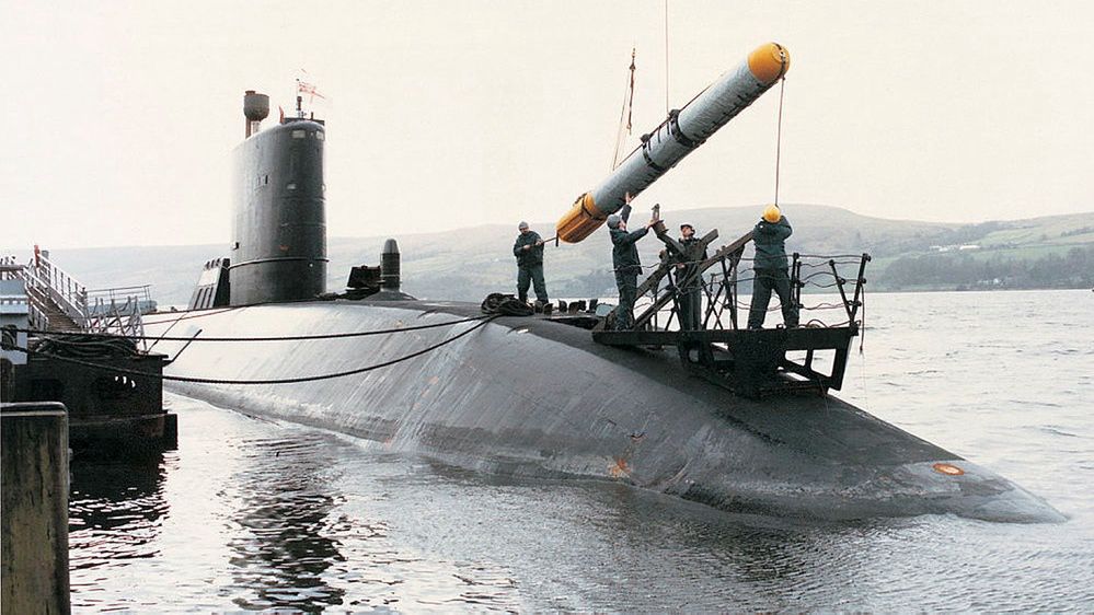 Załadunek torpedy Spearfish na okręt podwodny.
