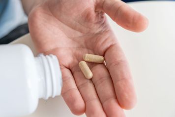 Bierzesz probiotyk codziennie? Możesz zyskać znacznie więcej niż zdrowe jelita