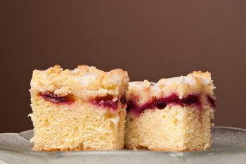 Ciasto drożdżowe z owocami i kruszonką. To smak dzieciństwa