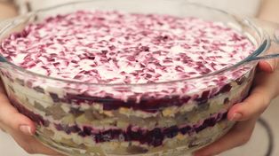 Na przystawkę podaj sałatkę śledziową z burakami. Świetny przepis na rodzinną kolację. Poznaj przepis idealny na przyjęcie