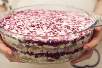 Na przystawkę podaj sałatkę śledziową z burakami. Świetny przepis na rodzinną kolację. Poznaj przepis idealny na przyjęcie