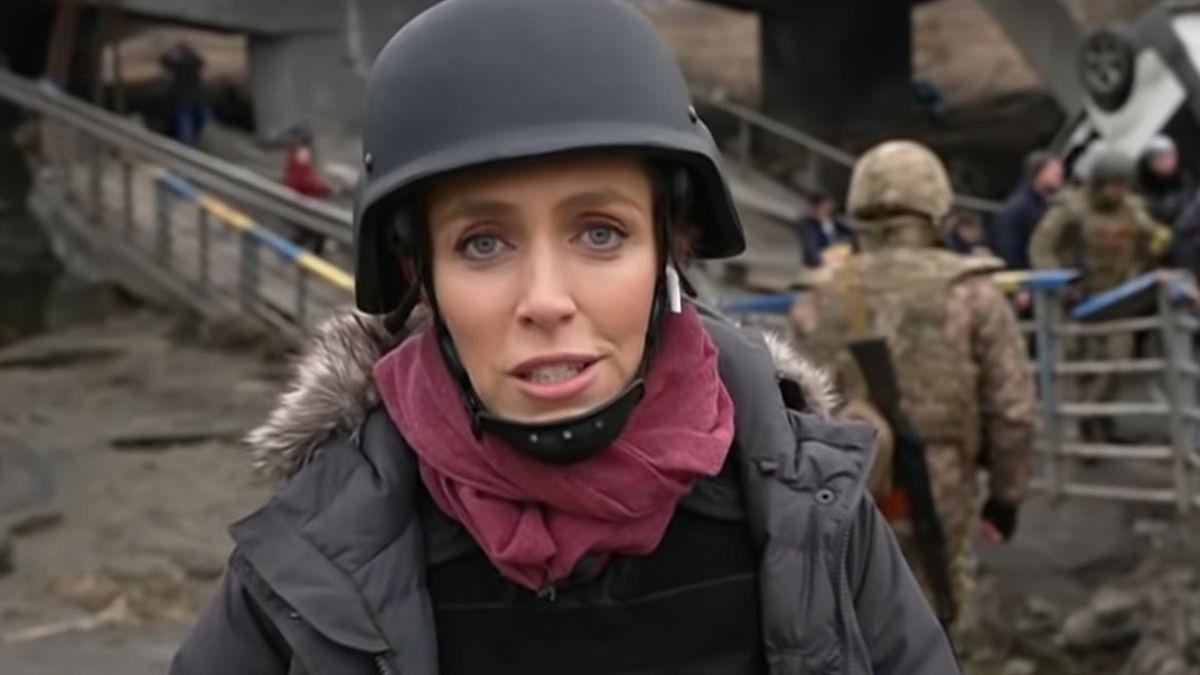 Clarissa Ward przerwała na chwilę relację, żeby pomóc Ukraińcom 