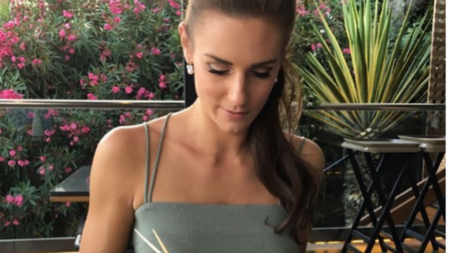 Dziewczyna codziennie zjada pączka