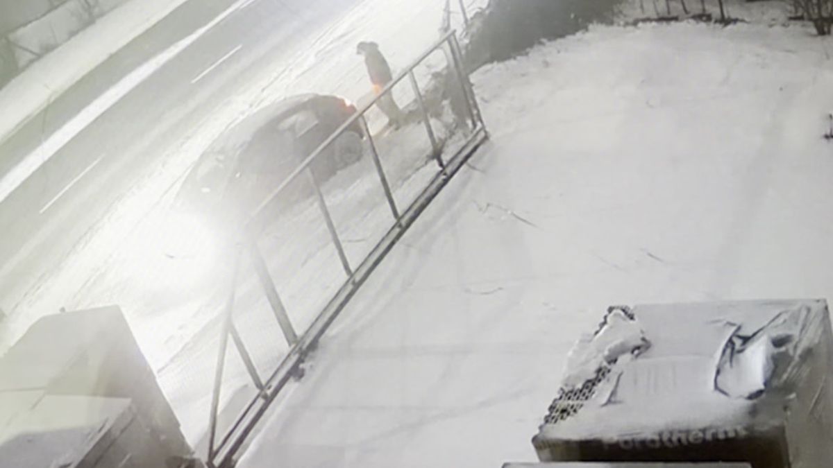 Kierowca uszkodził ogrodzenie w Kaliszu. Policja szuka świadków