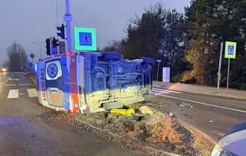 Ostrowiec: Cztery osoby w szpitalu po zderzeniu karetki z samochodem osobowym