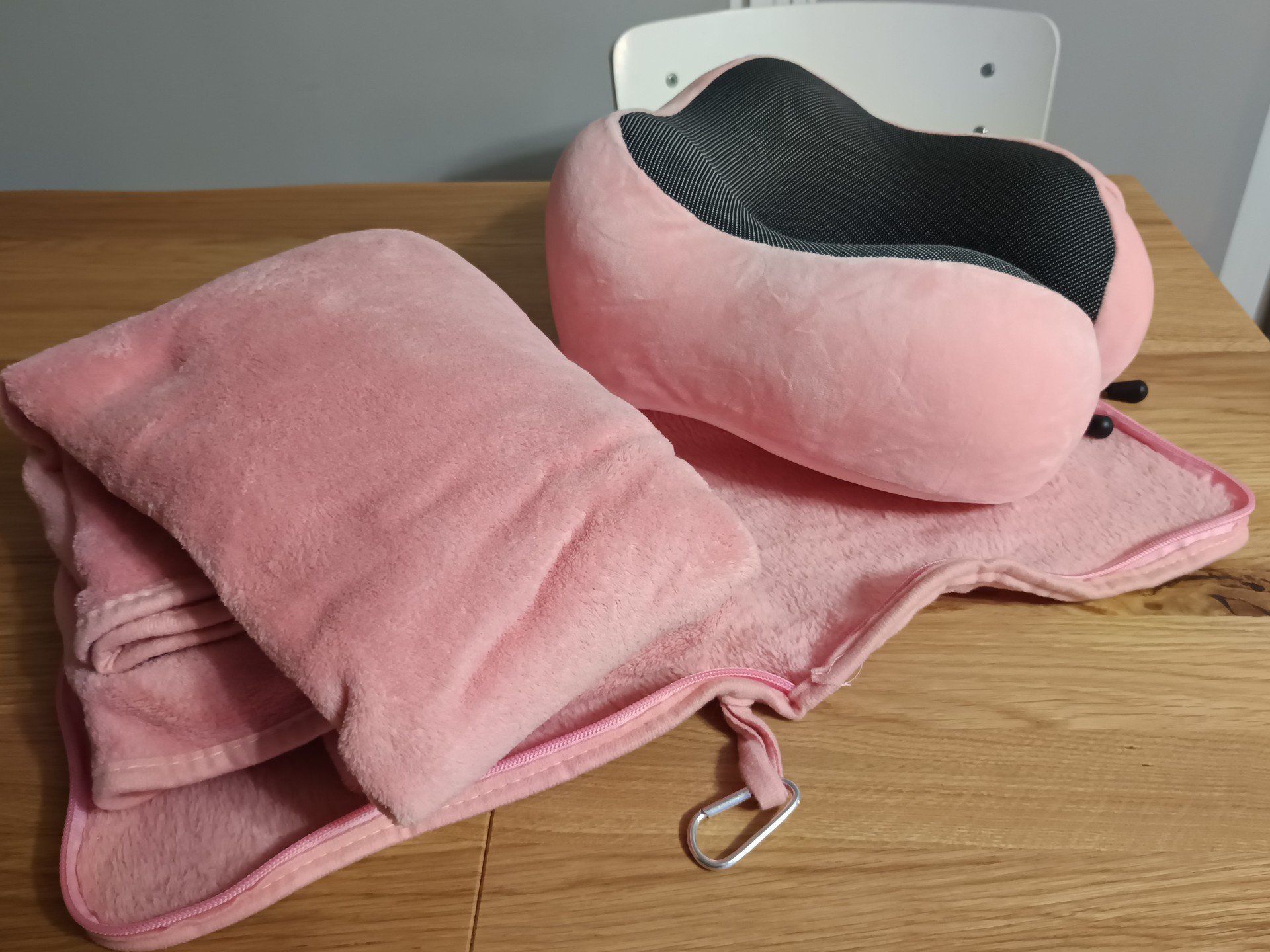 Miękki, składany koc podróżny 2 w 1 - ogrzewa w samolocie, a po złożeniu zamienia się w kompaktową poduszkę.