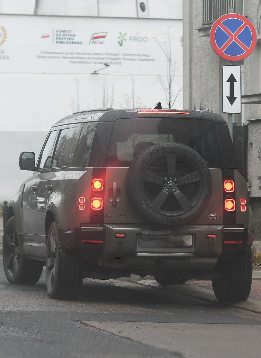 Tomasz Karolak parkuje na zakazie