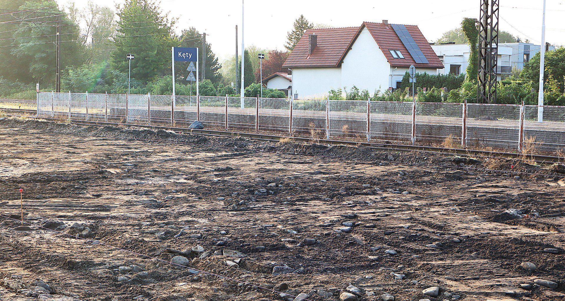 Uruchomienie pospiesznych połączeń z Bielska-Białej do Krakowa może się zbiec z oddaniem parkingu na 84 pojazdy przy kęckim dworcu kolejowym, gdzie trwają zaawansowane prace. 