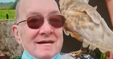 Agresywny kurczak rzucił się na starszego mężczyznę.