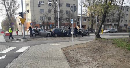 Zatrzymał się, by przepuścić pieszego. Zderzenie trzech aut na Męczenników Majdanka