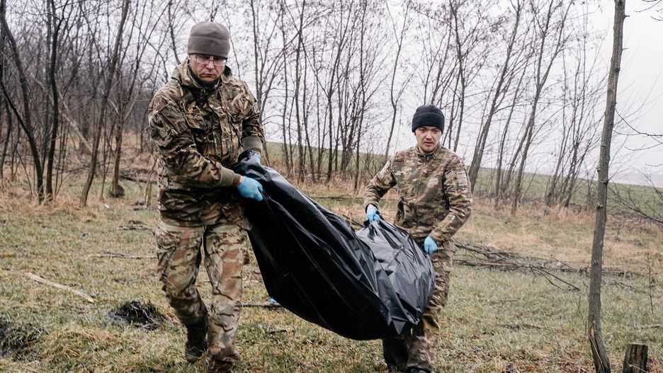 Ukraińscy wojskowi przenoszą ciało martwego rosyjskiego żołnierz