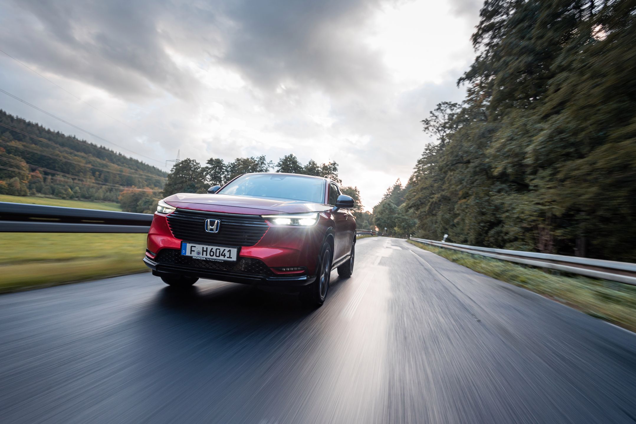 Co do samego prowadzenia, honda jest bardzo zachowawcza w swoim modelu jazdy. Zawieszenie skutecznie wybiera nierówności, ale jednocześnie podwozie jest zwarte w działaniu