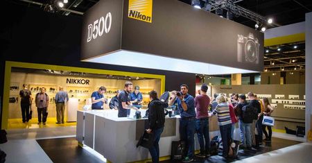 Nikon pozywa Zeissa. O co poszło?