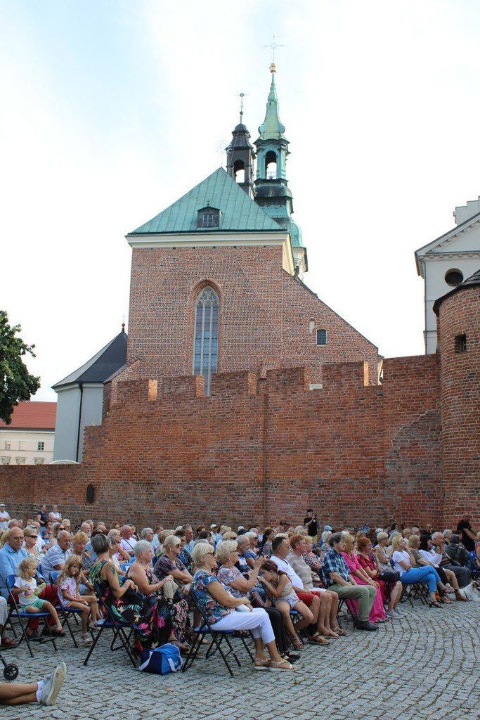17. Festiwalu Muzycznego Południowej Wielkopolski. Pod basztą Dorotką w Kaliszu wystąpił 7:7 PROJECT Trio