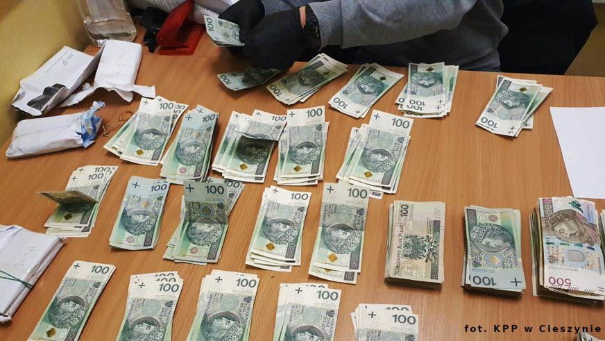 Śląskie. W Cieszynie policja zatrzymała "kuriera", który wiózł 100 tysięcy złotych należące do mieszkanki Nowego Sącza.
