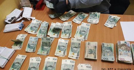 Śląskie. Miał przy sobie 100 tysięcy złotych. "Kurier" oszustów wpadł w ręce policji