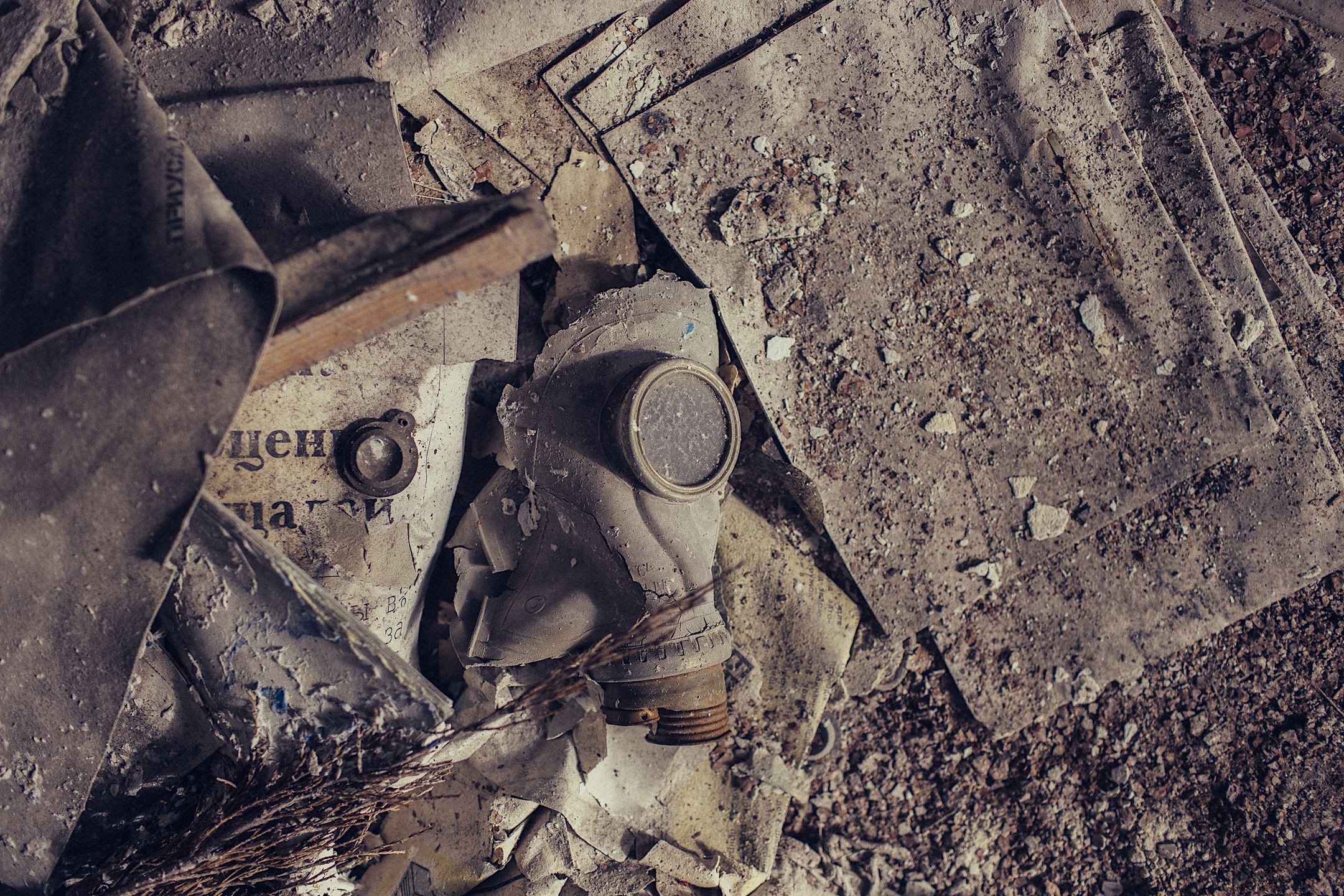 Maski gazowe walają się na podłodze zrujnowanej szkoły. Nie wiadomo, czy kiedykolwiek wrócą do niej uczniowie